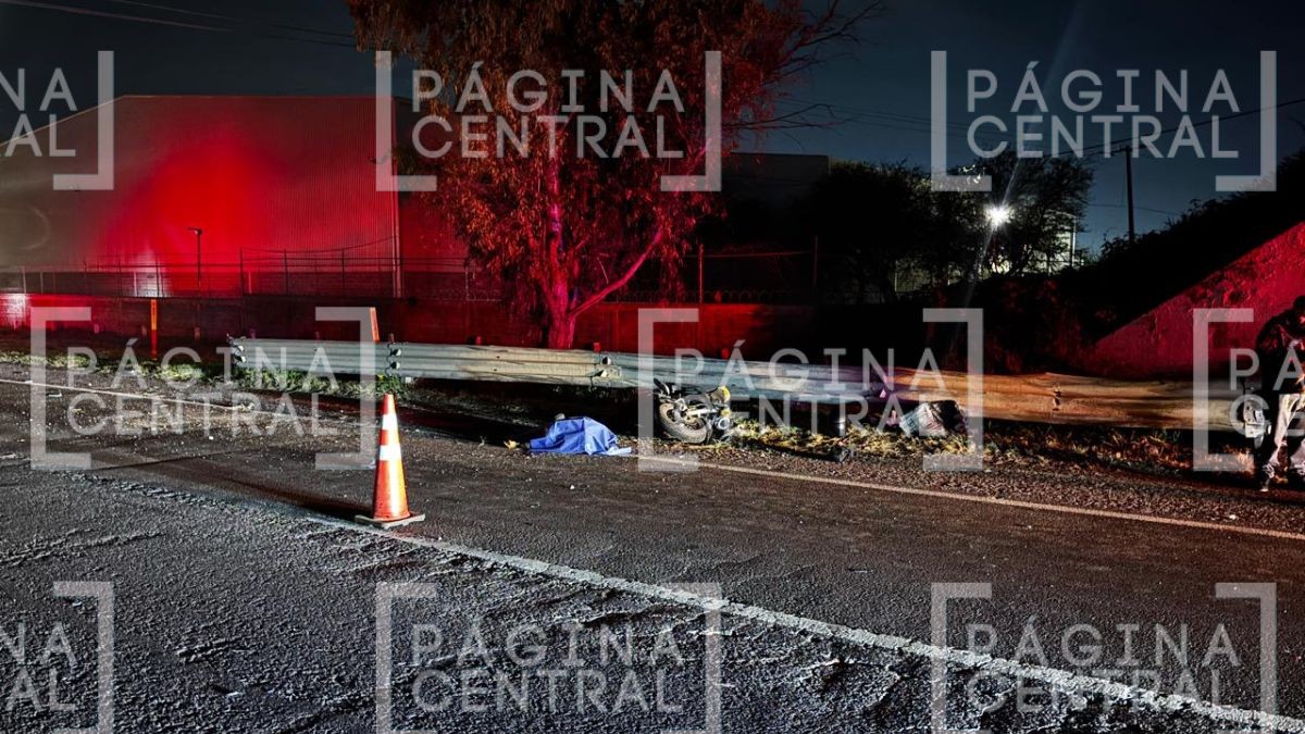 VIDEO Trágico accidente: Motociclista muere en plena carretera tras ser impactado por auto