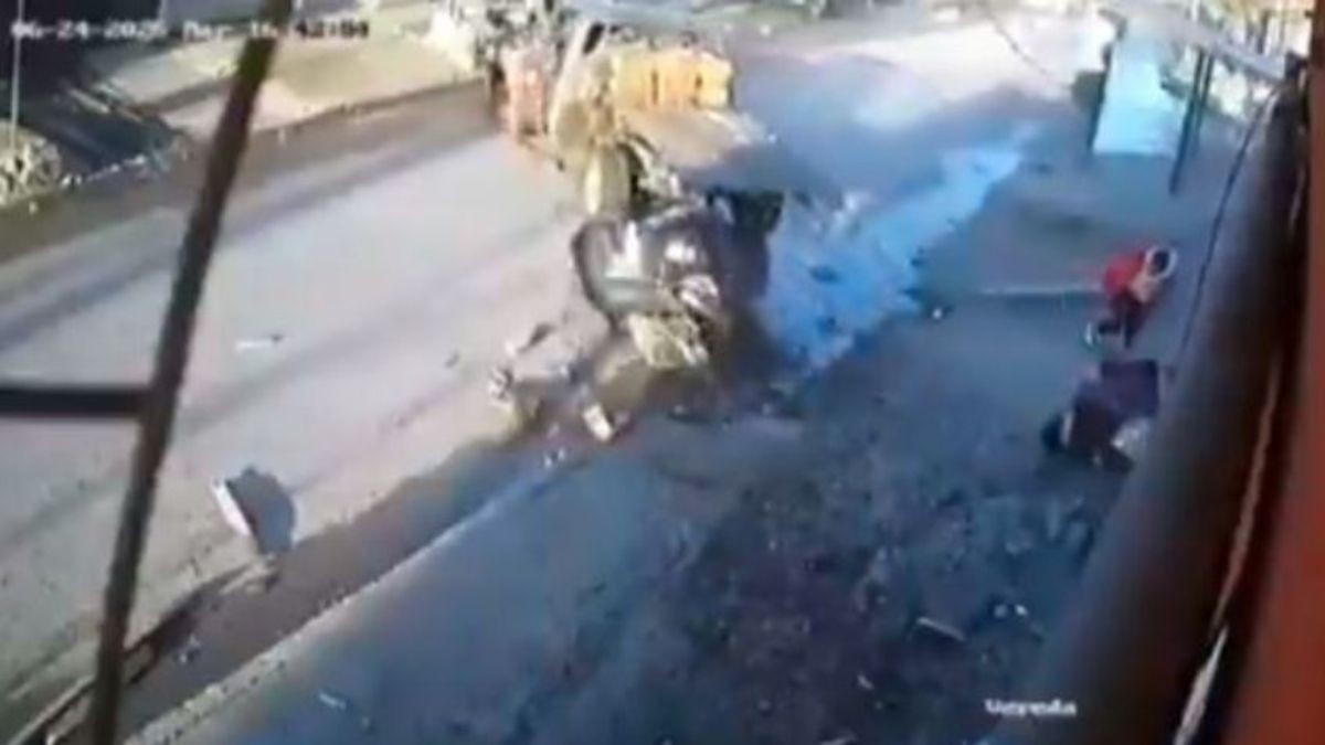 VIDEO Fingió ayudarlas: Conductor arrolla a dos niñas y su madre, y escapa 