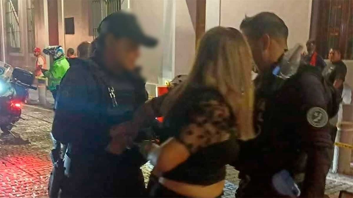 VIDEO Suspenden a funcionaria tras ser exhibida insultando a oficial tránsito