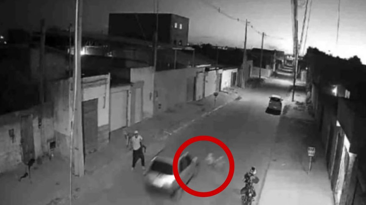 VIDEO Jugaba futbol: Pequeñito de 1 año es arrollado al cruzar la calle 