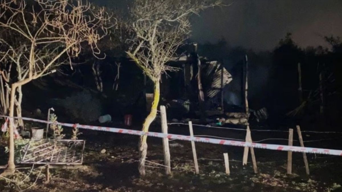 Mamá se arrojó al fuego: Hermanitas mueren al no lograr salir de incendio en su casa