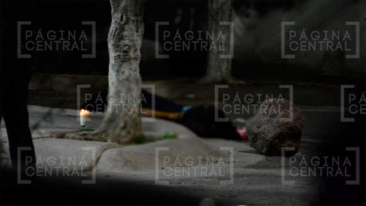 Ejecutan a hombre y su cuerpo quedó a mitad de la calle; atacantes huyeron en motocicleta