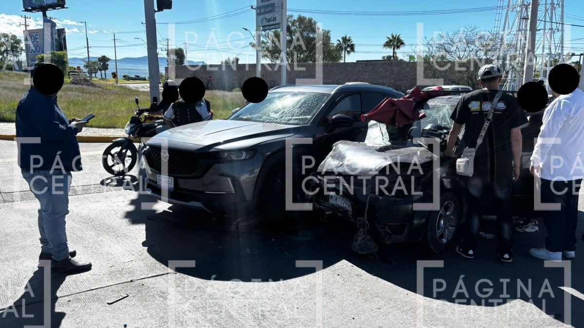 VIDEO ¡Aparatoso accidente! Camioneta da vuelta en U y termina chocando contra auto