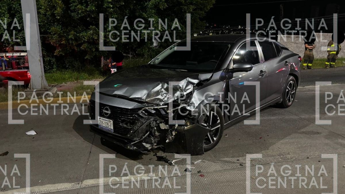 Responsable huyó: Taxi iba con pasajeros y vuelcan tras fuerte choque