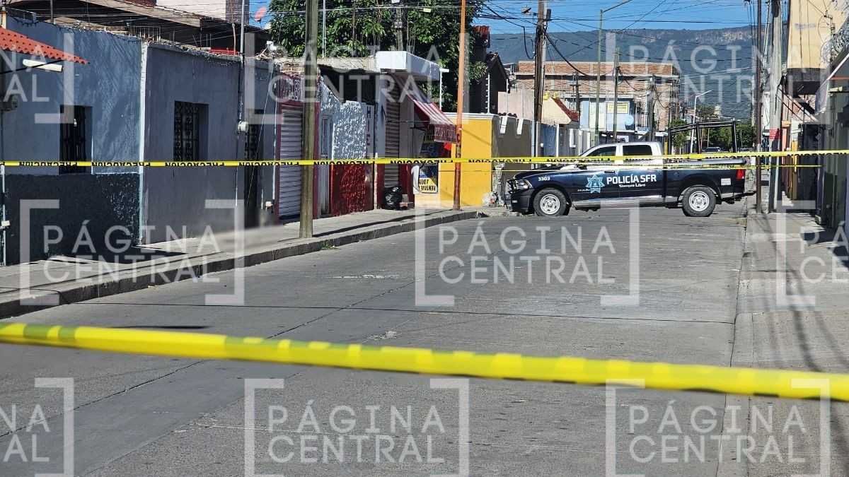 VIDEO Llegó a su casa para recostarse: Hombre recibe 3 balazos y se va caminando