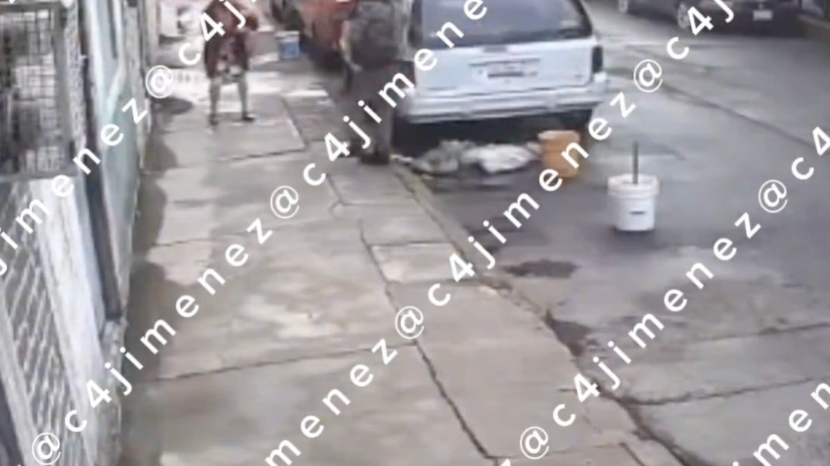 VIDEO “¡No traigo!” Ladrón acorrala a abuelita, le quita sus cosas y todavía la bolsea