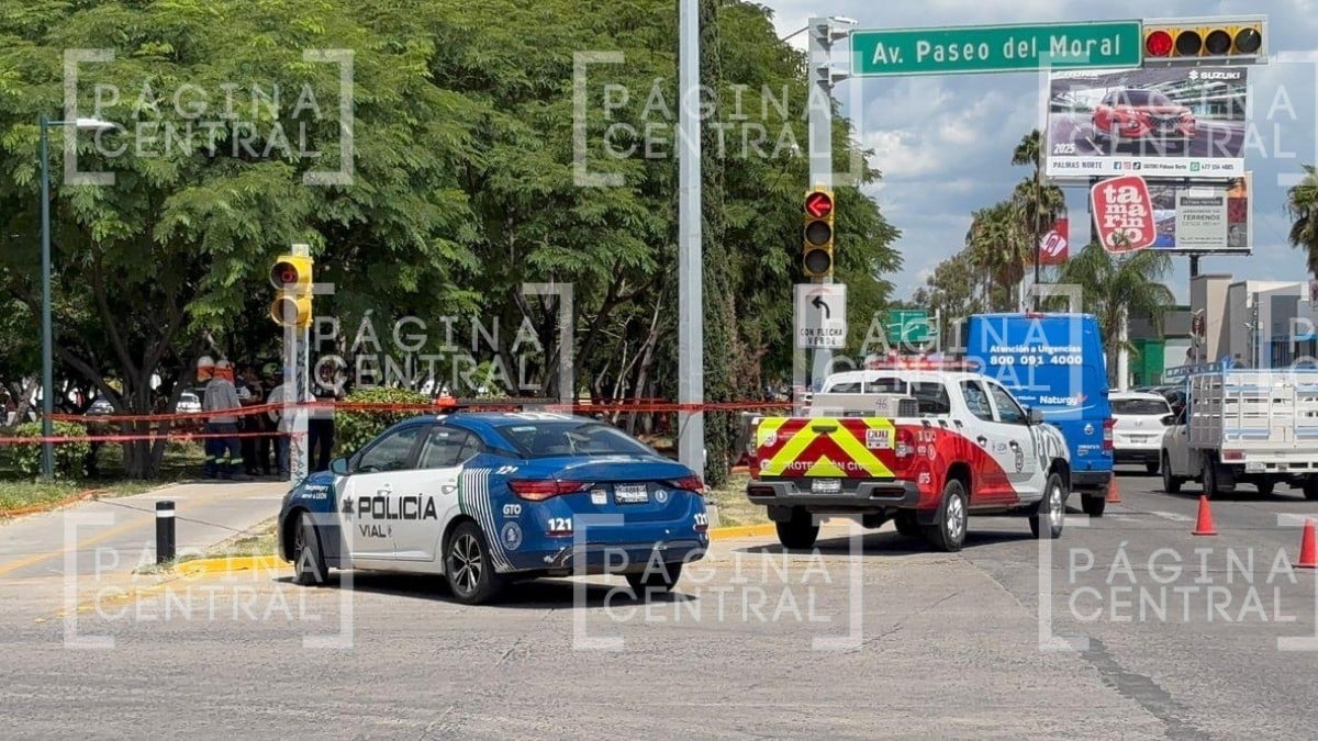 ¡Fugaaa! Trabajadores de CFE cambiaban cables subterráneos cuando perforaron una tubería
