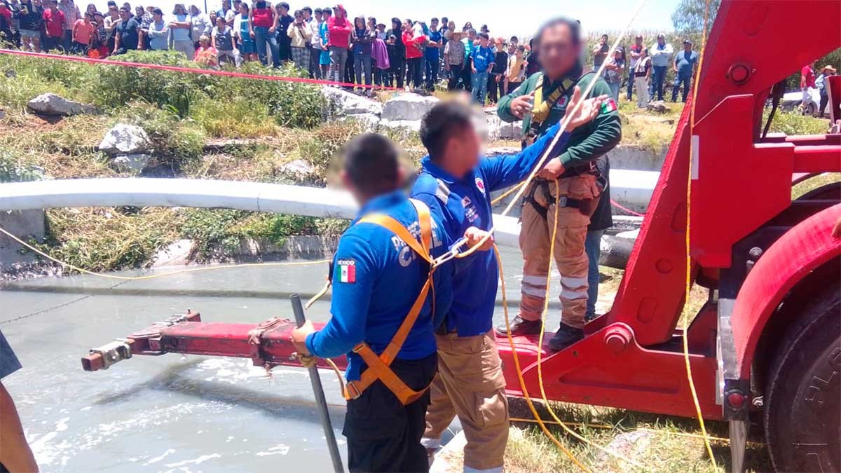 Cae carro a canal de aguas negras; dos abuelitos mueren y un menor está desaparecido
