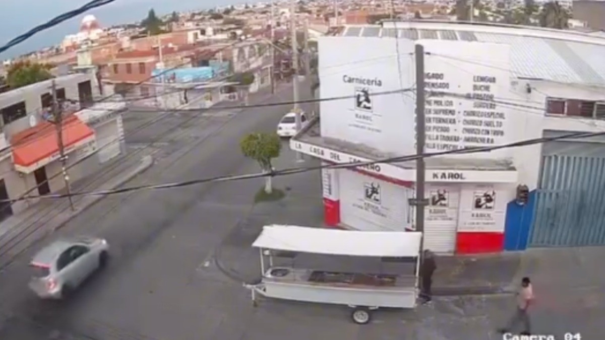 VIDEO Ladrones intentan robarse carrito de los tacos, no contaban con esto y salen huyendo