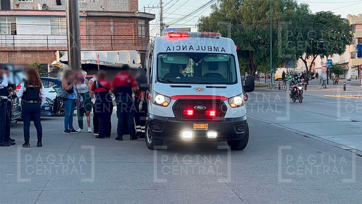 Abuelito intentó cruzar el bulevar esquivando los autos, pero una motocicleta lo atropelló