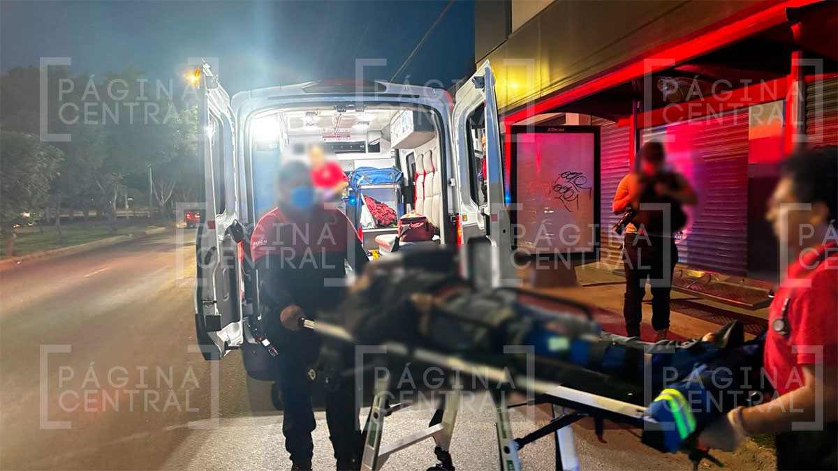 Motociclista se impacta contra un poste de concreto y termina con una grave fractura