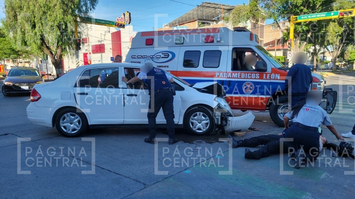 ¡Golpazo! Ambulancia que iba a atender un servicio choca con auto, así están los heridos