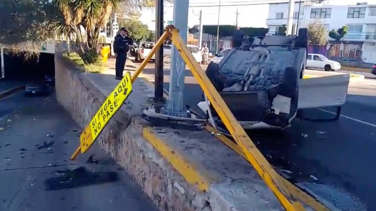 VIDEO Conductor iba en su auto, volcó al chocar con portería del Malecón y después huyó