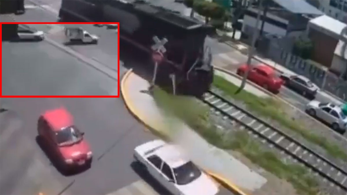 VIDEO Captan a camionetas ganándole el paso al tren que causó accidente en Irapuato