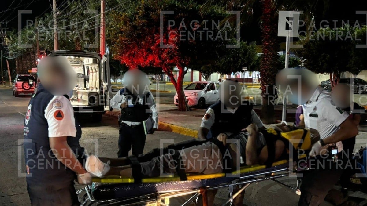 ¡Al esquivar tope! Mujeres que iban en moto caen, una está grave por golpe en la cabeza