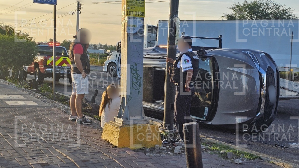 “¡Hoy nos tocó!” Conductor se pasa el rojo por ir de urgencia a hospital y causa volcadura