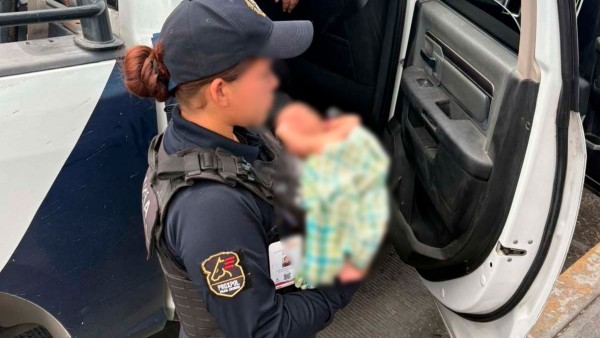 Policías arriesgan su vida para salvar a recién nacido de un incendio