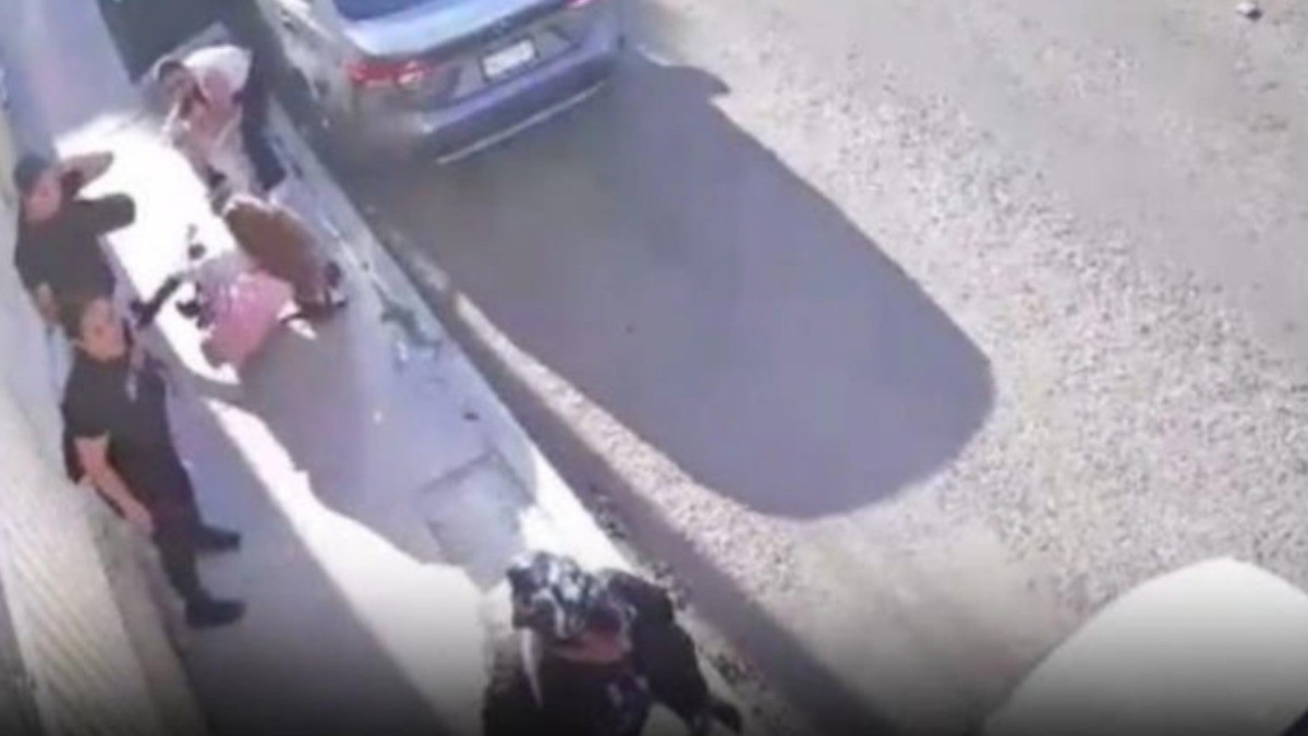 VIDEO Mujer enferma y en condición de calle se va contra mamá para quitarle a su bebé