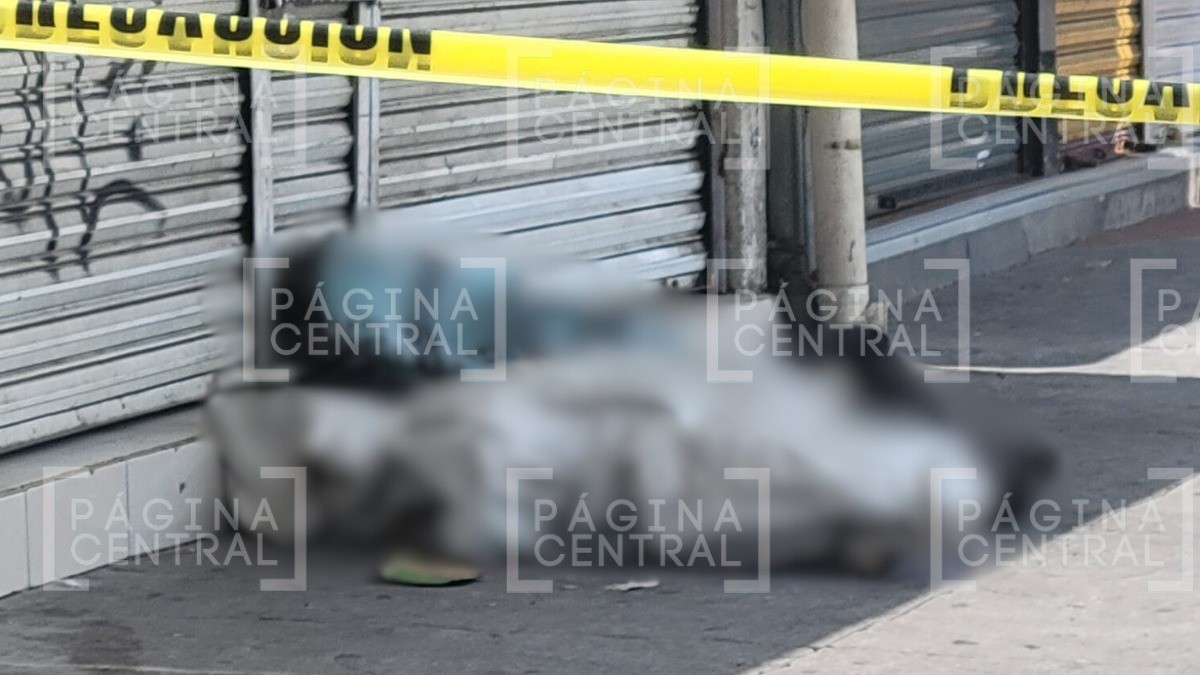 Locatarios de Central intentaron despertar a hombre, pero ya había muerto en la banqueta