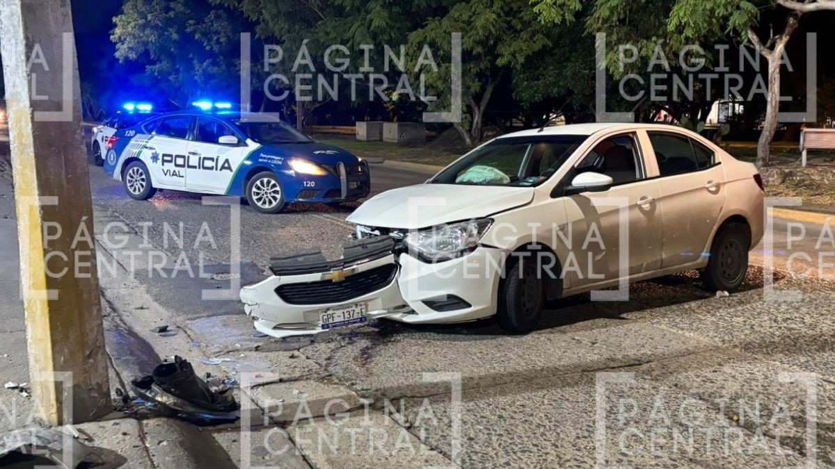 Iba a exceso de velocidad: Conductor presuntamente ebrio pierde el control y choca