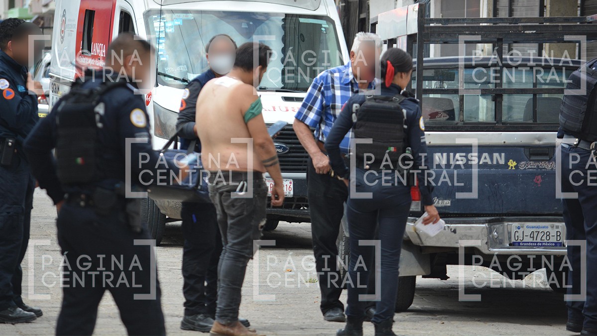 VIDEO Iba por la calle cuando un hombre se le acercó y lo baleó en el hombro