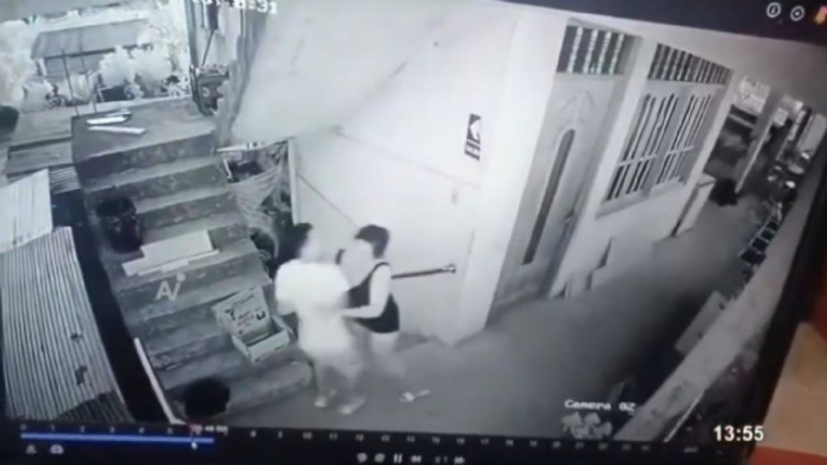 VIDEO No quería que checara el cel: Pareja cae desde 2do piso durante pelea y mujer muere