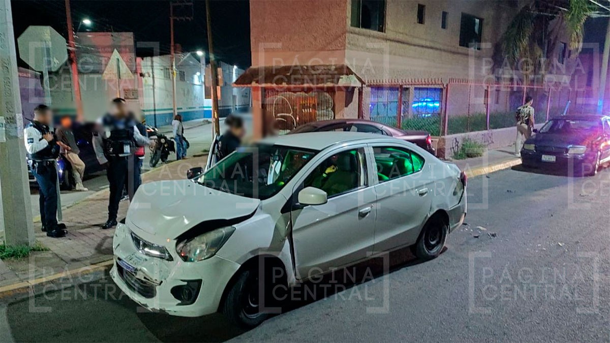 Conducía en presunto estado de ebriedad y choca aparatosamente contra taxi de aplicación