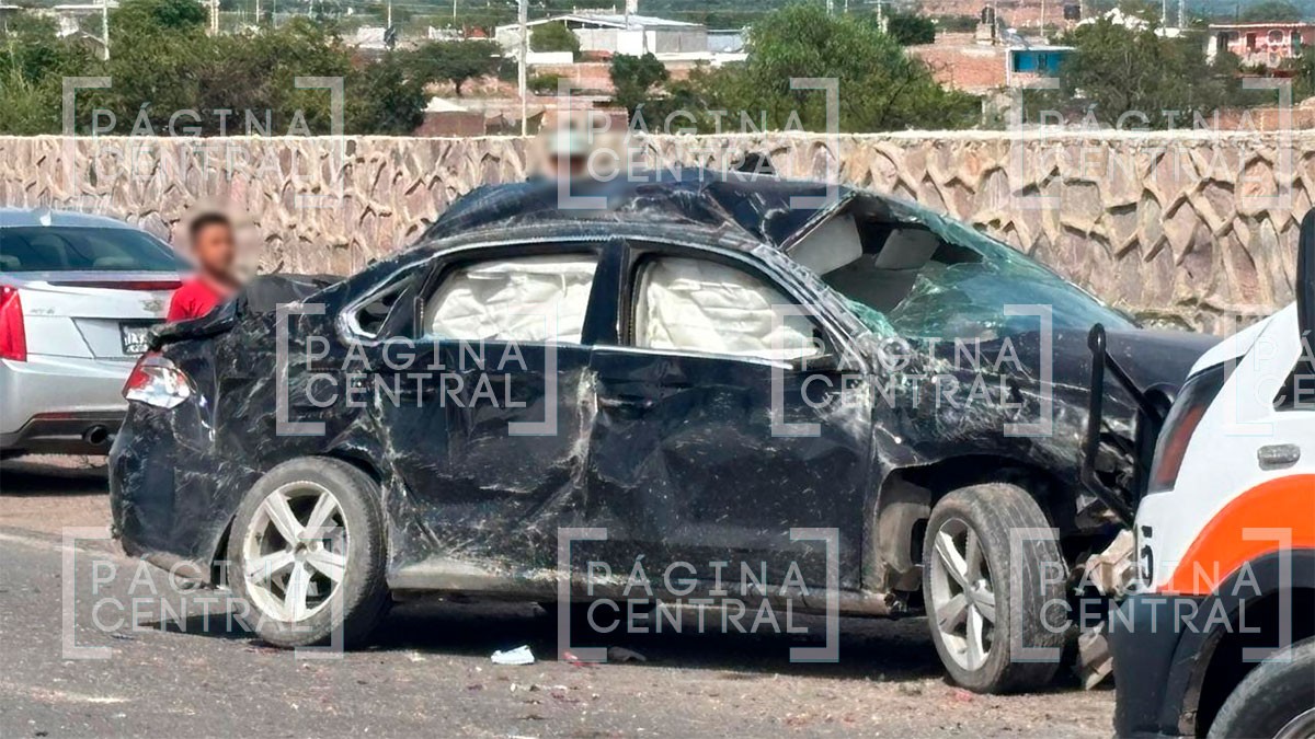 Registran fuerte volcadura en esta carretera, el carro dio volteretas y quedó destrozado