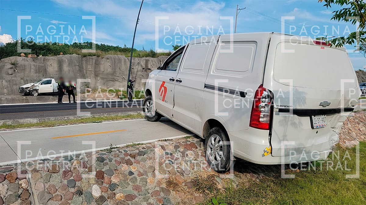 Dos camionetas chocan; una termina volcada en la ciclovía y la otra con daños severos