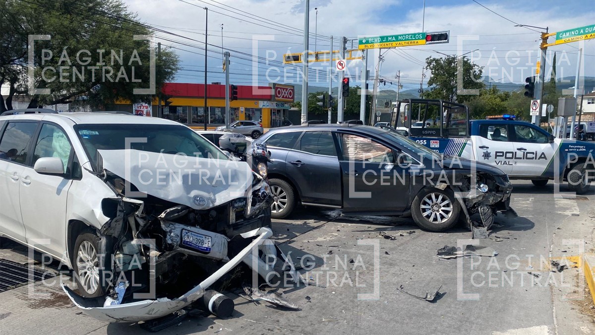 ¡Aparatoso! Choque múltiple en Vicente Valtierra y Camino Alfaro paraliza tránsito