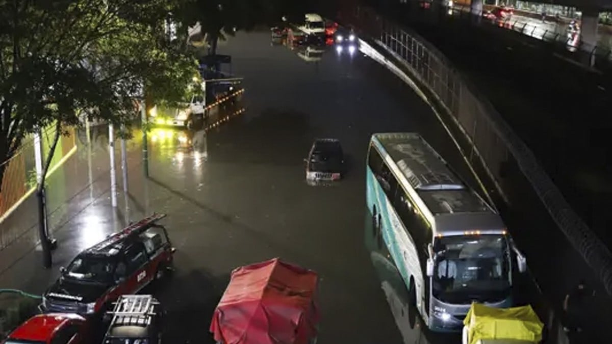 Tormenta paraliza Aeropuerto y calles, ¡quedaron inundados!