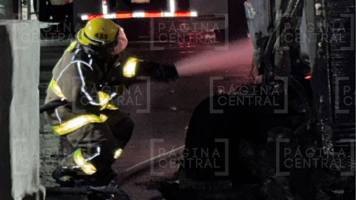 VIDEO Por error técnico: Se incendia bodega de empresa de paquetería en León