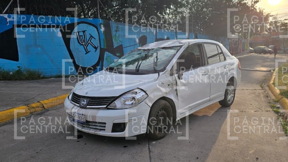 Iba a trabajar cuando se le cerró camioneta, pegó en la guarnición y volcó en pleno bulevar