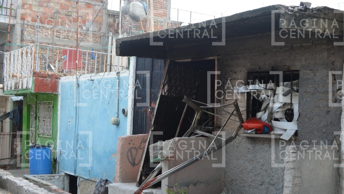 ¡Fuegoooo! Arde casa en la colonia Bellavista, pertenencias quedan en la calle