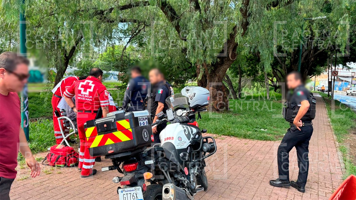 Abuelito no ve venir una motopatrulla; policía intenta esquivarlo, pero lo atropella