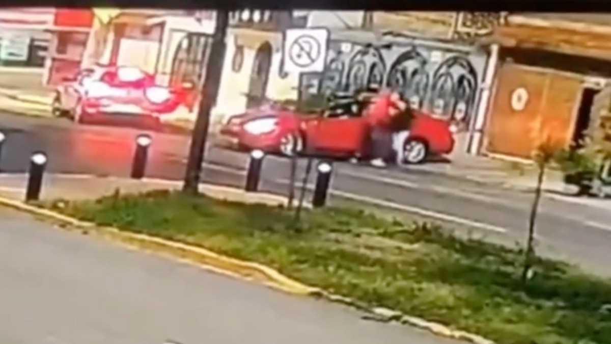 VIDEO Asaltan con violencia a mujer afuera de su casa en San Isidro, Policía recupera auto