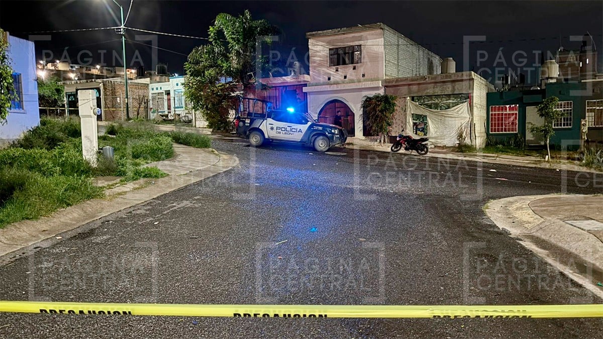 Abre la puerta de su casa y lo balean; amigos lo llevan al hospital en una moto