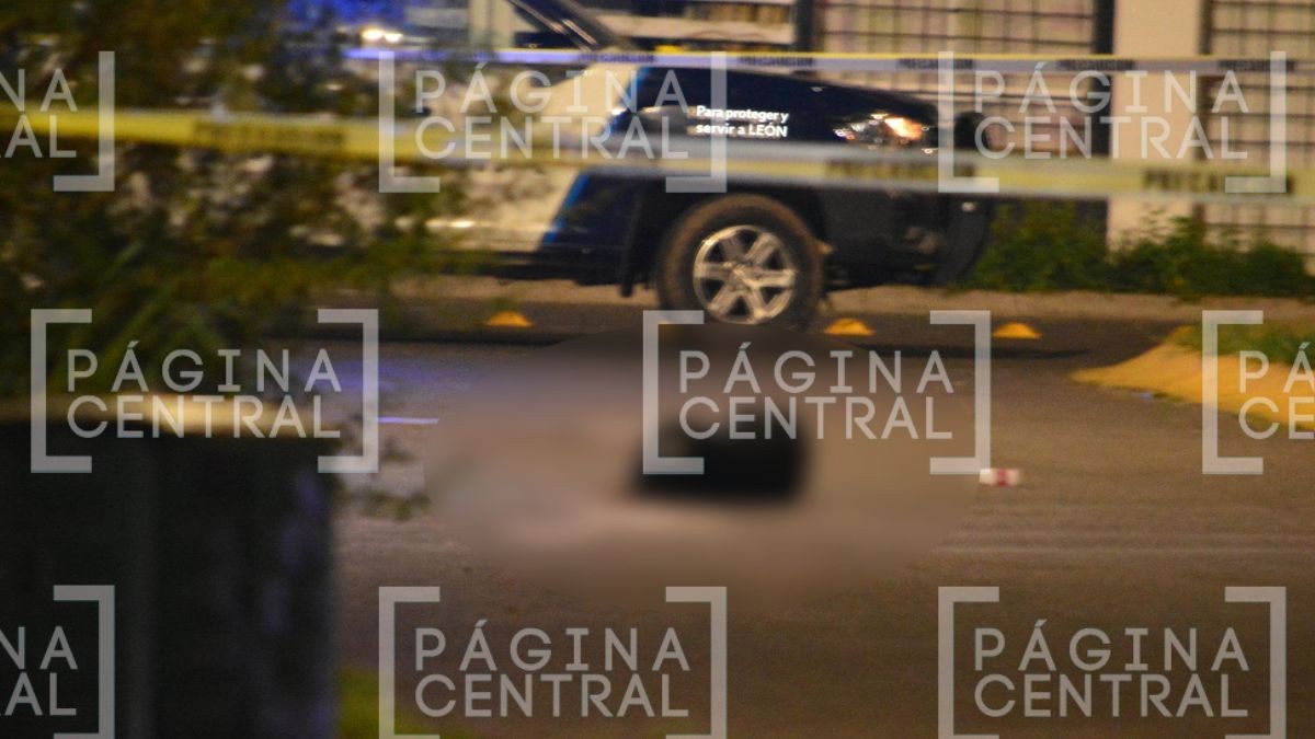 VIDEO Murió en el pavimento: Joven caminaba por la calle cuando sicarios lo balean 