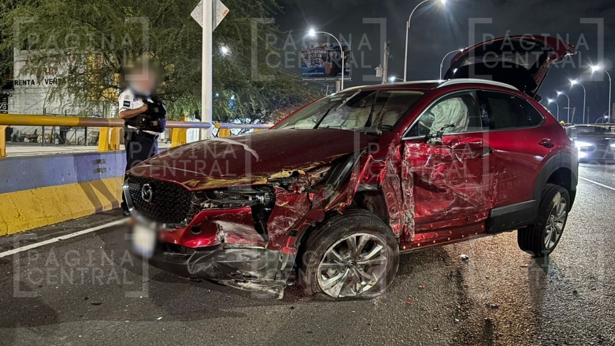 Joven conducía a exceso de velocidad, choca con auto, lo lanza al camellón ¡y tumba poste!