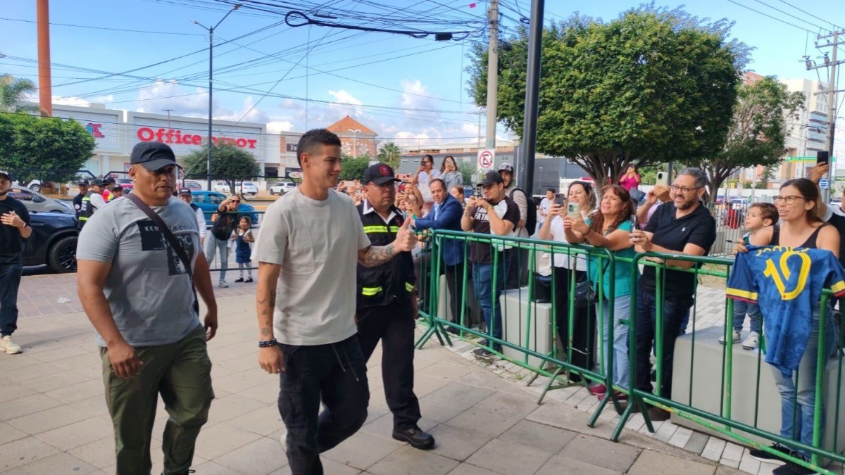 VIDEO “Tiramos nuestro dinero”, afición reclama cara firma de autógrafos de James Rodríguez