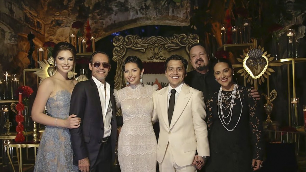 ¿Presionado? Christian Nodal reveló romance con Ángela Aguilar por extorsión