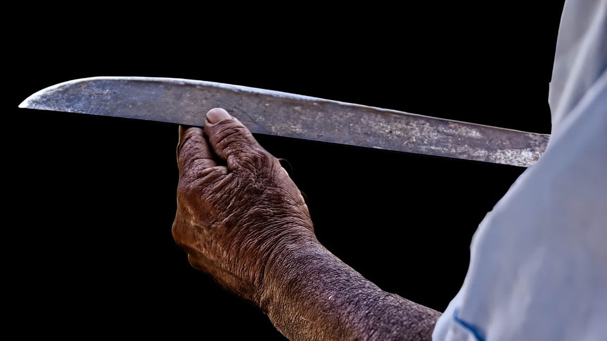 Hombre llega borracho a su casa y agarra a machetazos a su esposa y a su hijo lo mata