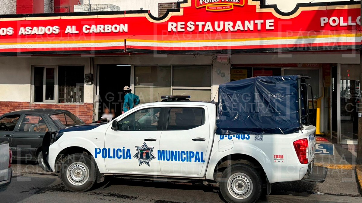 Niños estaban en el área de juegos de restaurante cuando parte del techo les cayó encima