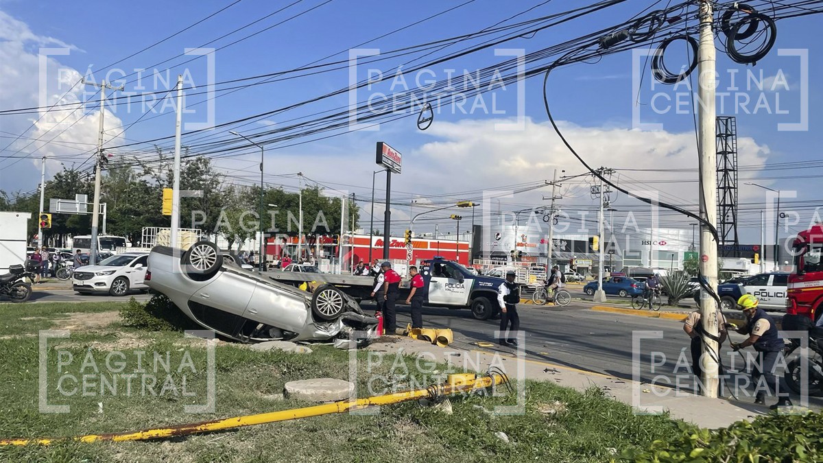 No respeta el semáforo ¡y provoca volcadura en La Piscina!