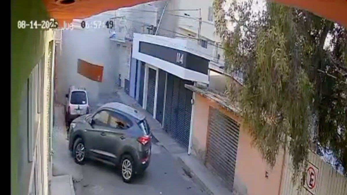 VIDEO Captan momento justo de explosión en una casa, ¡hasta la puerta salió volando!