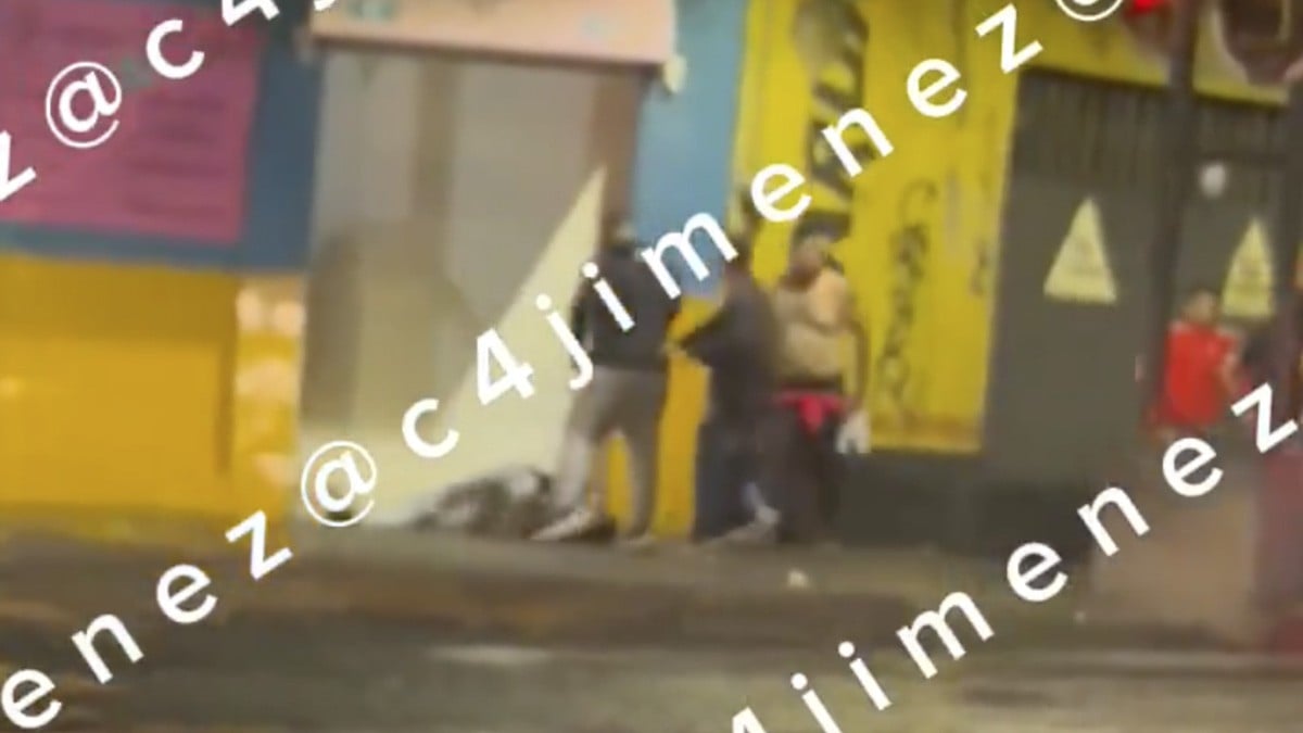 VIDEO Brutal golpiza a las afueras de bar: seis contra uno