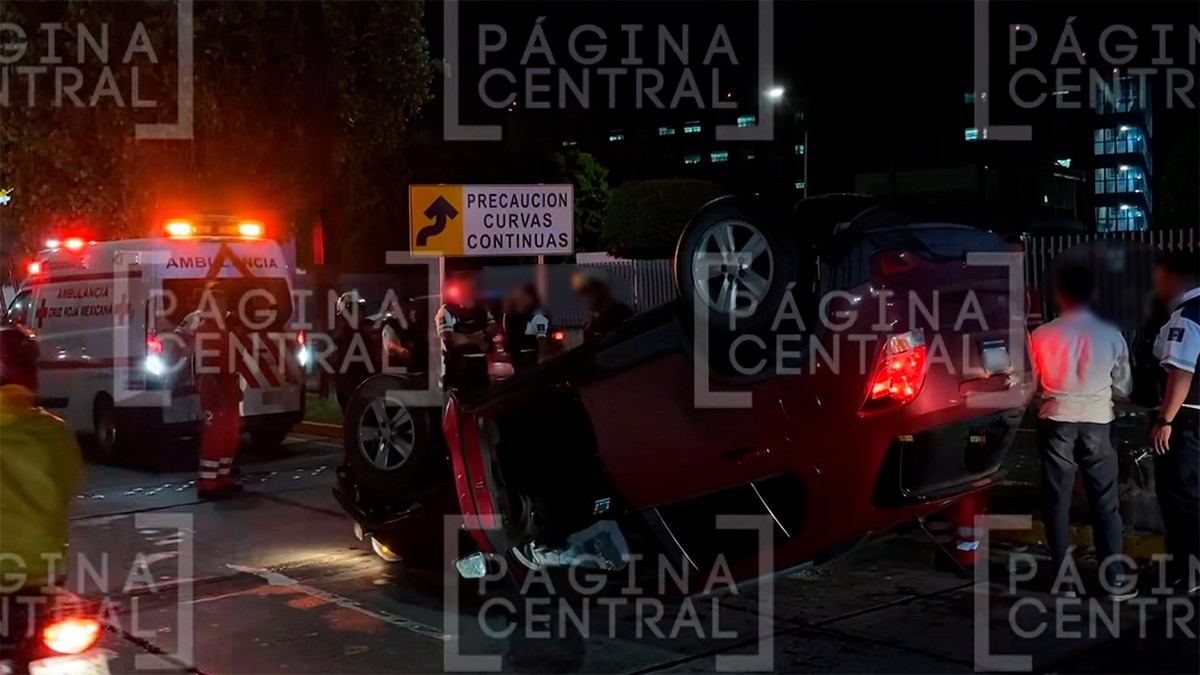 Quedó llantas arriba: Iba a exceso de velocidad, golpea piedra y vuelca en este bulevar