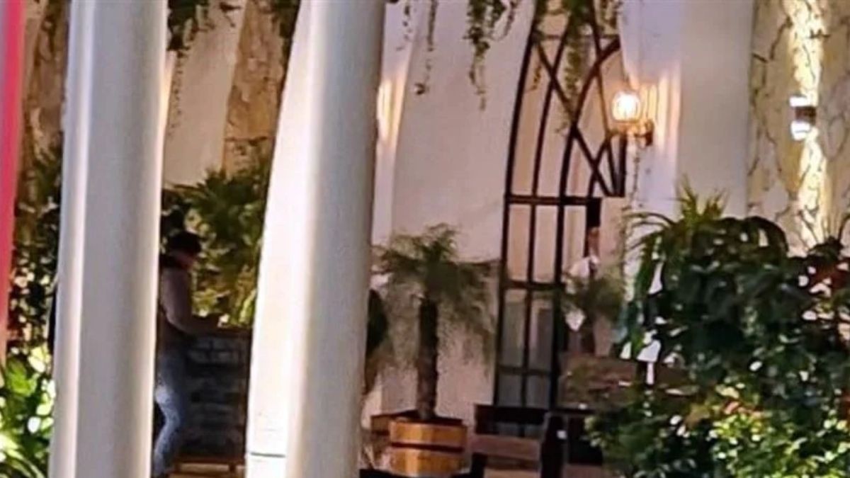 ¡Pánico en plaza! Un hombre y una mujer son asesinados a balazos 