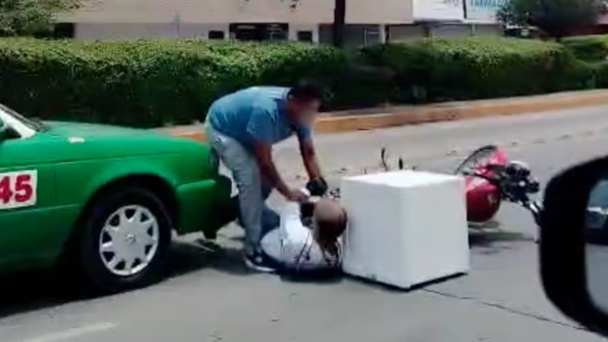 VIDEO Captan a taxista y repartidor peleando a la mitad del carril ¡en pleno López Mateos!