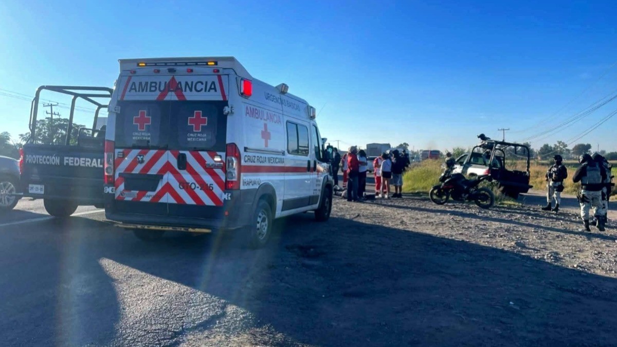 ¡Tragedias! Ciclista muere bajo una van; arrollan a mujer y la cubren con bandera